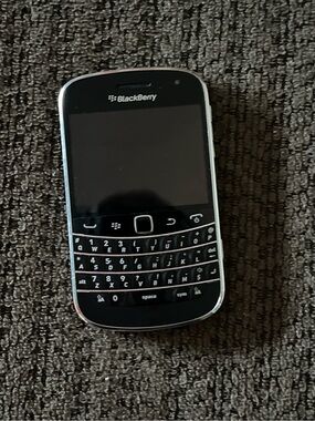 BlackBerry Bold 9900 Smartphone QWERTY Keyboard w/ Charging Cable Tested